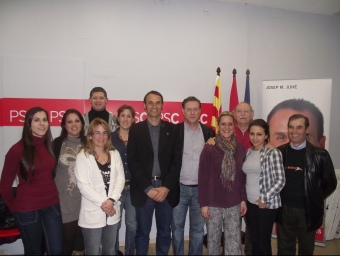 Josep Maria Juhé, al mig, envoltat dels primers deu companys de la llista del PSC a Calella. PSC CALELLA