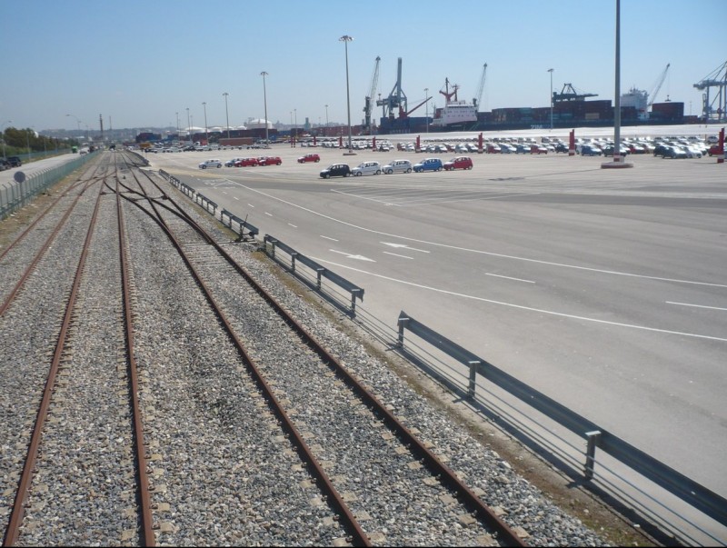 Línia ferroviària del port , entre els molls de Cantàbria i Andalusia, on anirà l'estació terminal interna de mercaderies ARXIU