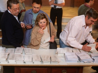 Imatge d'arxiu d'un grup de persones triant papereta per votar a les eleccions municipals EL PUNT
