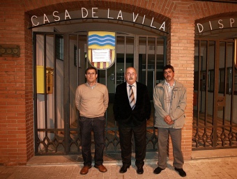Els tres candidats D'esquerra a dreta, Narcís Colomé, Jordi Gironès i Rafa Gellida, davant l'Ajuntament de Riudarenes. MANEL LLADÓ