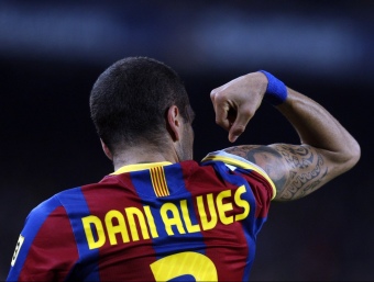 Alves ensenya el seu tatuatge després de marcar el seu gol.  ORIOL DURAN