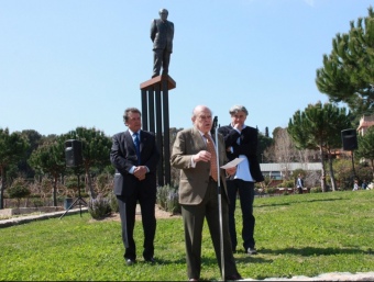 L'expresident Jordi Pujol, ahir a Premià de Dalt entre l'alcalde Joan Baliarda i l'artista Xavier Martos, en la inauguració de l'escultura ACN
