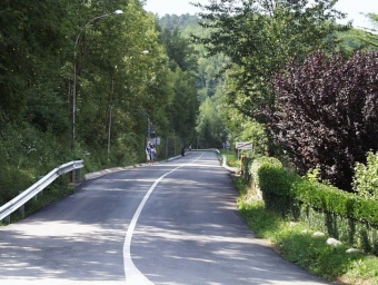La carretera de Santigosa és ara per ara un dels itineraris alternatius per unir les vies verdes gironines. J.C