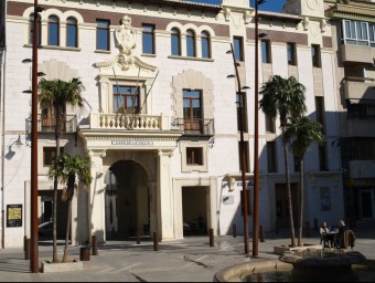 Façana de l'edifici de l'Ajuntament de Pego a la plaça major del poble. ESCORCOLL