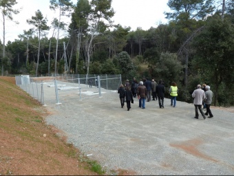 Veïns, regidors i tècnics visitant la zona on s'ha posat la depuradora soterrada d'aigües residuals J. ALEMANY