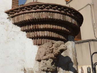 Pedestal del casal de Puig i Cadafalch d'on en va caure la pèrgola. LL.A
