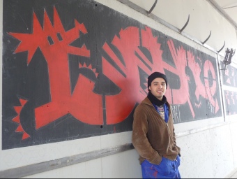 Carlos Oriol davant del drac Jordiet, una de les escenes que integren el seu mural de Garcia. R.ROYO