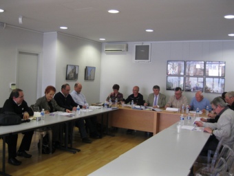 Els consellers municipals d'Espirà de l'Aglí, entorn del batlle Gérard Bile, ahir a Girona, als locals de la delegació de l'aglomeració Perpinyà Mediterrània. E. C