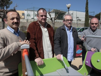 Jordi Palau, Josep Manel Tarrida, Manel Ortí i Josep Maria Bagot d'esquerra a dreta, en un parc infantil de Riells i Viabrea dijous passat. LLUÍS SERRAT