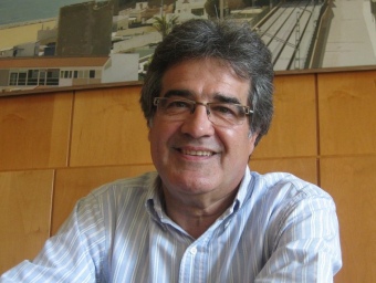 Jordi Ràmia, candidat del PSC a l'Ajuntament de Montgat, al lloc central de la sala de plens que ocupa com a alcalde. J.G.N