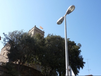 Una lluminària pública situada davant el mur que envolta l'església d'Òrrius, situada en darrer terme. LL.A