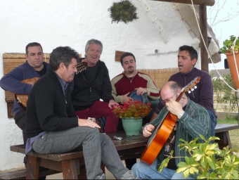 El cantador Pep Gimeno “Botifarra”amb el grup “El Mut de Ferreries