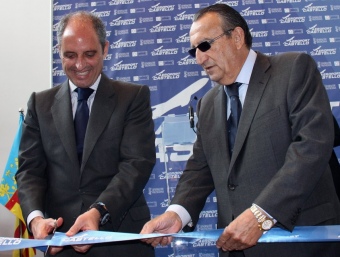 El president de la Generalitat Valenciana, Francisco Camps, i el de la Diputació de Castelló, Carlos Fabra, tallen la cinta inaugural de l'aeroport de Castelló. ACN
