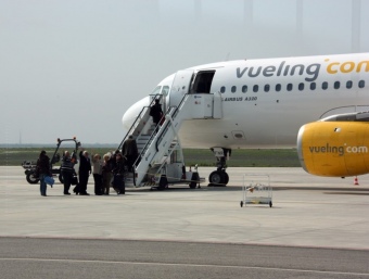 Els darrers viatgers de Vueling moments abans de pujar a l'avió a l'aeroport de Lleida-Alguaire en direcció a Palma. ACN / LAURA CORTÉS