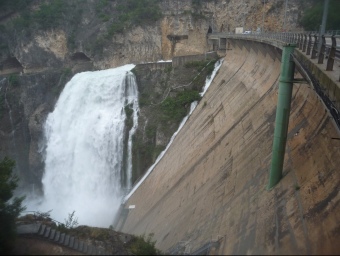 La presa de Camarasa, on funciona una de les primeres centrals hidroelèctriques. La va fer “la Canadenca” entre 1917 i 1920 i es va compensar el poble amb una tarifa mínima de llum. D.M