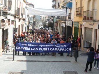 Unes 150 persones van participar ahir al migdia a la manifestació en defensa de Can Puig i Cadafalch d'Argentona LL.M