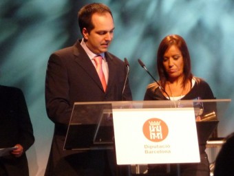Moment de la recollida del darrer premi d'Aldaia Ràdio concedit per Com Ràdio i la Diputació de Barcelona. EL PUNT AVUI