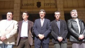 Els candidats dels principals partits que es presenten a Amposta. D'esquerra a dreta són: Guillermo Martínez (PP), Antoni Espanya (PSC), Manel Ferré (CiU), Adam Tomàs (EA-ERC) i Salvador Queral (ICV-EUiA). ROSER ROYO