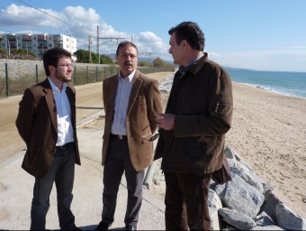 Aragonès, Molins i Rocabert , a la platja de Cabrera de Mar, que cada any es veu afectada per la pèrdua de sorra. LL.A