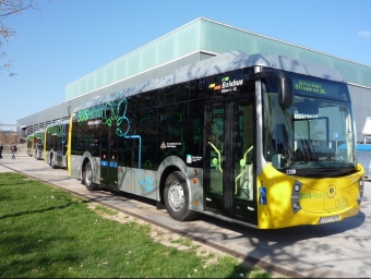 Un dels autobusos híbrids que s'han incorporat a la flota que transita entre el Barcelonès i el Baix Llobregat. EL PUNT