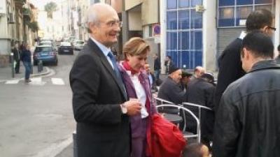 Jean-Louis Chambon i Hermeline Malherbe a la plaça Cassanyes del barri de Sant Jaume de Perpinyà. NICOLAS CAUDEVILLE