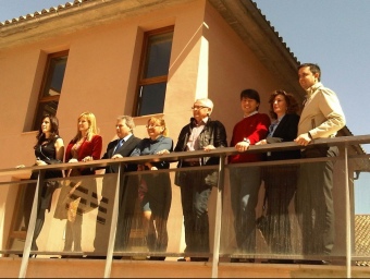 L'alcalde i els convidats a l'acte observen els voltants del nou aparcament de Xàtiva. CEDIDA