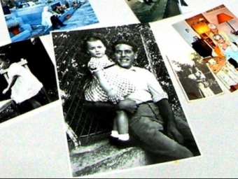 Nery i Sílvia Martínez, nétes de Joan Colomer, amb una foto en primer terme de l'avi amb la seva filla Montserrat en braços JORDI SOLER