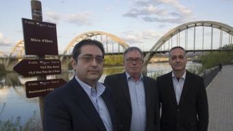 Piñol, Moreno i Solé Arnal, fotografiats dimarts passat al pont de les arcades de Móra d'Ebre. JOSÉ CARLOS LEÓN