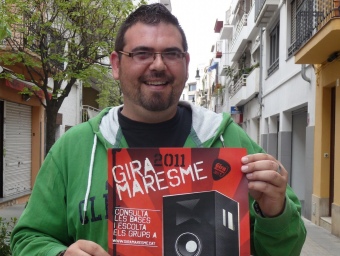 Raül Trabal amb un cartell del Giramaresme 2011, ahir a Sant Pol de Mar. T.M