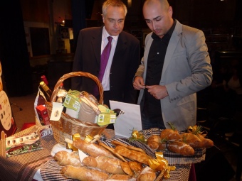 L'alcalde Pere Navarro i el xef Artur Martínez repassen el cistell de productes. M.A.L