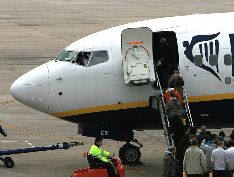 Viatgers pujant a un avió de Ryanair , aquest passat hivern a l'aeroport de Girona MANEL LLADÓ