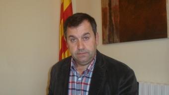 Joan Català, alcalde de Begur, al despatx de l'alcaldia M.T