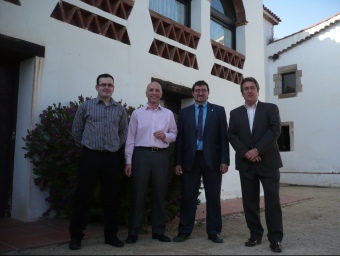 D'esquerra a dreta els candidats, Ramon Planas (PP), Joan Rabasseda (ERC), Alfons Molons (CiU) i Santi Morell (PSC), a l'entrada de la masia de can Borrell. A la imatge hi falta Josep Manel Ximenis. E.F