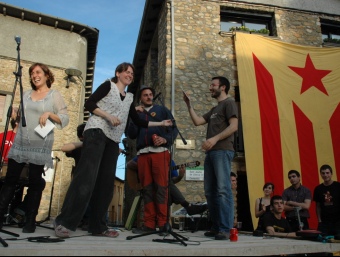 L'actriu Clara Segura, a l'esquerra, acaba d'anunciar el nom del guanyador, a la dreta, que recull el premi.  EL PUNT