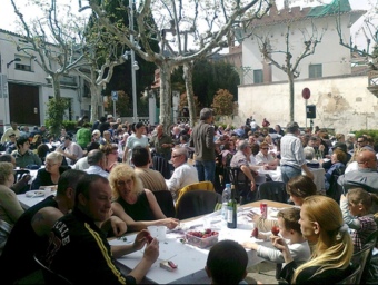 Un moment de la botifarrada que Tots per Argentona va celebrar el diumenge a la plaça de Vendre. EL PUNT