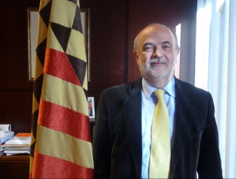 Miquel Aguilà, al seu despatx d'alcalde a l'Ajuntament, amb la bandera de Balaguer. D.M