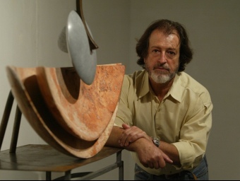 Manel Álvarez, amb una de les seves escultures. ANDREU PUIG