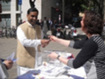Un barceloní d'origen hindú vota a la consulta sobre la independència al centre de Barcelona ARXIU