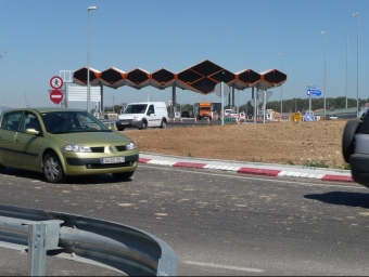 Un dels accessos a l'autopista AP-7 de Vilafranca del Penedès amb les tanques apujades, ahir CATI MORELL