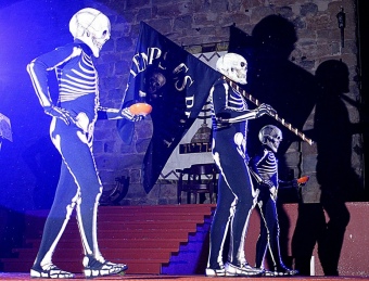 Una imatge de la Dansa de la Mort al nucli antic de Verges de l'any passat.  MANEL LLADÓ