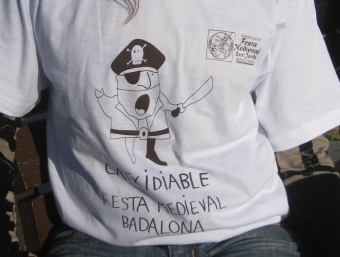 Fernández posa amb la samarreta commemorativa de l'edició d'enguany de la festa J.N