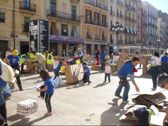 Els alumnes de l'escola Olga Xirinacs, en un acte de protesta a la plaça de la Font de Tarragona. J.C.LEÓN