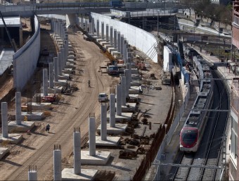 Les pilones que han de sostenir la cobertura de la futura estació de Sant Andreu Comtal, en una imatge de l'abril de 2011 ARXIU