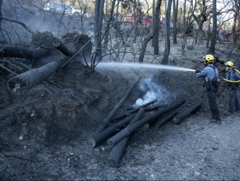 Bombers treballant al lloc de l'incendi LLUÍS SERRAT