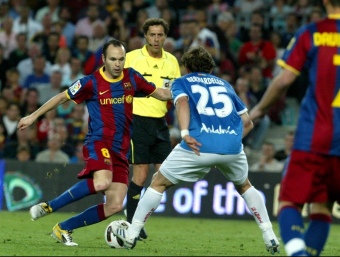 Iniesta intenta superar a Bernardello en el partit de dissabte jugat contra l'Almeria.  ORIOL DURAN