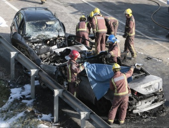 Bombers de la Generalitat treballant al lloc de l'accident, dissabte passat a Vilamalla LLUÍS SERRAT