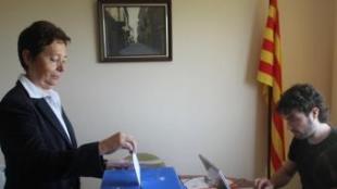 Una dona vota en la consulta organitzada per Bellmunt d'Urgell Decidix. D.M