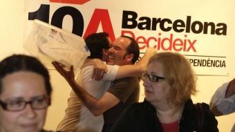 Dos organitzadors celebren l'èxit de la participació en la consulta de Barcelona, ahir ROBERT RAMOS