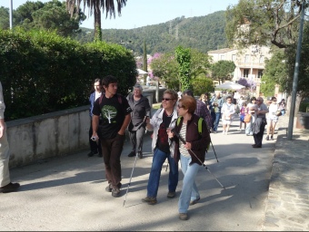 Un grup de persones inicia un itinerari a peu des del Centre d'Informació M.C.B
