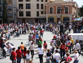 Celebració d'una trobada escolar a la plaça d'Emilio Castelar. EL PUNT AVUI